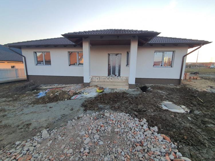 Casă la cheie pe 1 nivel 4cam. 2 bai,1 dresing 650 mp. teren - 12