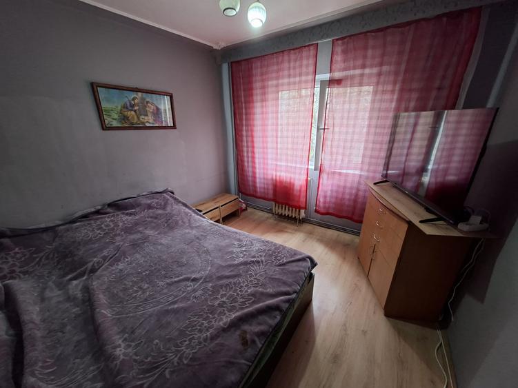 Apartament cu 3 camere, decomandat, etajul 2/4, zona Galata