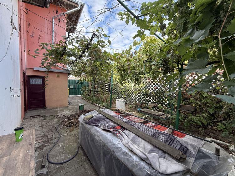 De vanzare apartament de 94MP cu curte de 90 MP