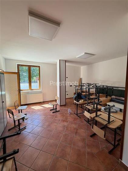 De inchiriat spatiu birouri, 10 birouri , 4 bai, garaj, 4 bai si teren 10 arii,S - 13