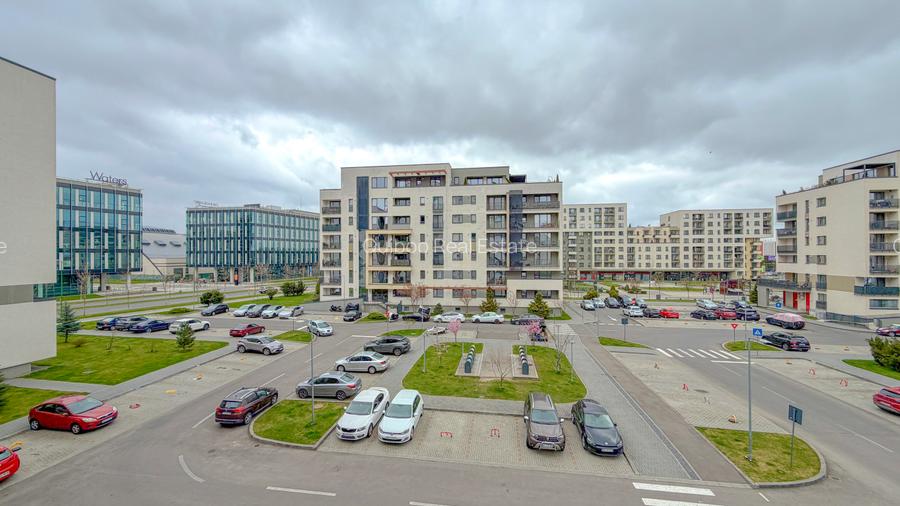 Studio in Kasper Coresi, vedere către aleea pietonală, loc de parcare si boxa - 13