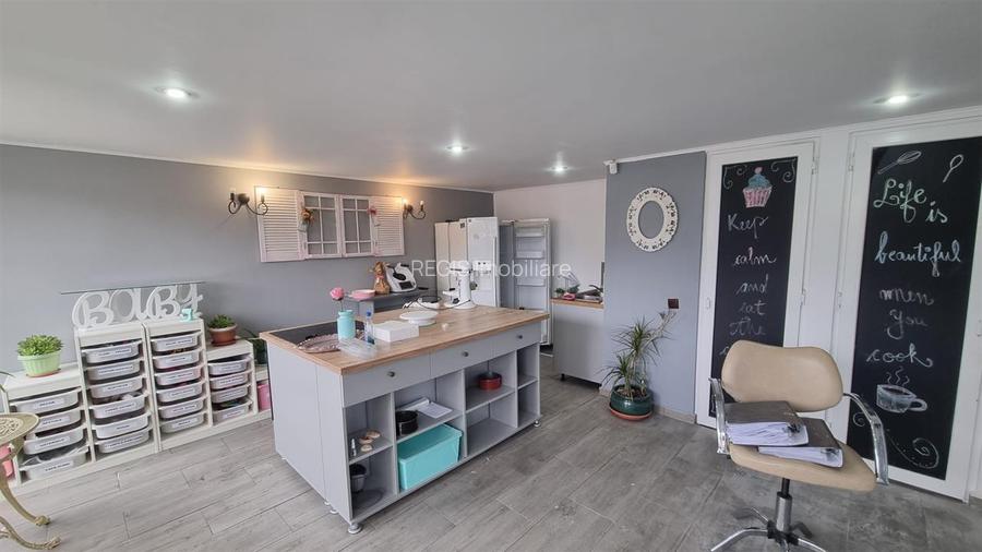 Casa de vanzare moderna cu costuri reduse, panouri solare si spatiu comercial in - 25