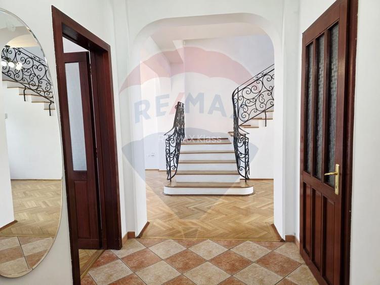 Vilă reprezentativa pentru activitati comerciale | 8 camere | D+P+1+M - 3