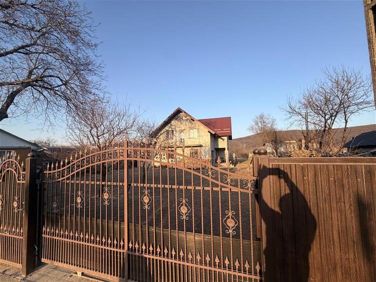 Vilă în Pătrăuți + 8400mp teren - 3