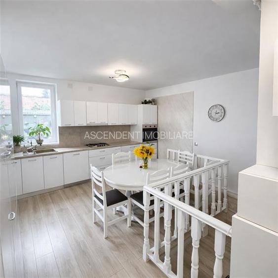 Casa in apreciabil potential,cu terase, curte,gradina echipata,2 pivnite,Str. Ro - 3