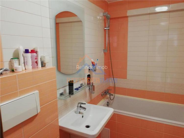 Apartament de vanzare cu 3 camere, zona Decebal - 12