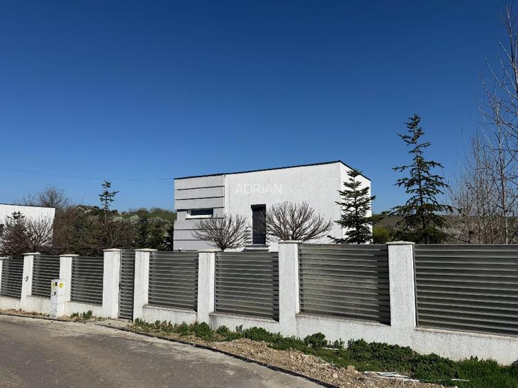 Vand Casa Cu Acces La Lac  - 16