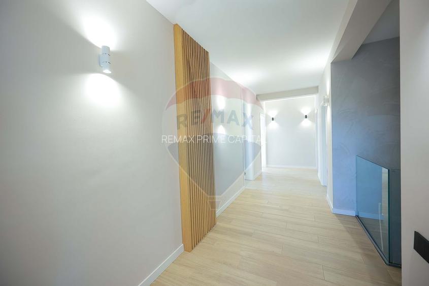 De vânzare Vilă cu 8 camere în Sânmartin, 290 mp util, teren 1100 mp - 37