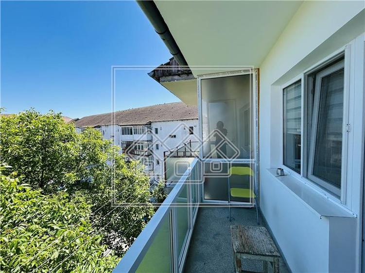 Apartament decomandat, 3 camere, 2 bai, 2 balcoane - Strand