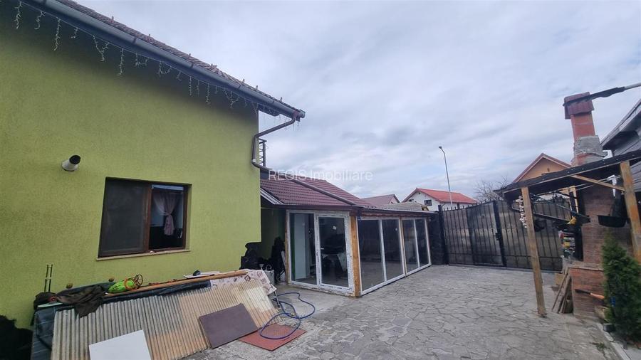 Casa de vanzare moderna cu costuri reduse, panouri solare si spatiu comercial in - 22