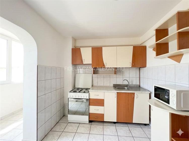 Apartament cu 3 camere decomandat, situat în cartierul Nicolina 2 - 9