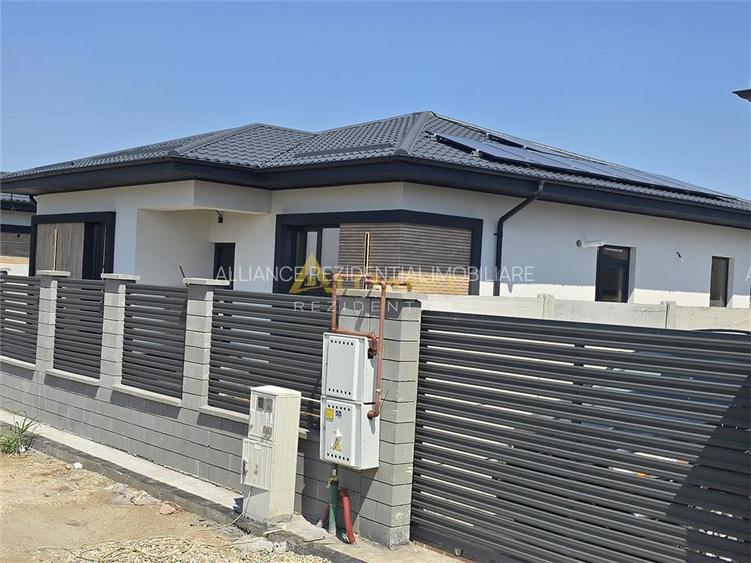 Casa individuala - 4 camere - panouri solare - gaz- curent - 5 min de STV - pod - 2