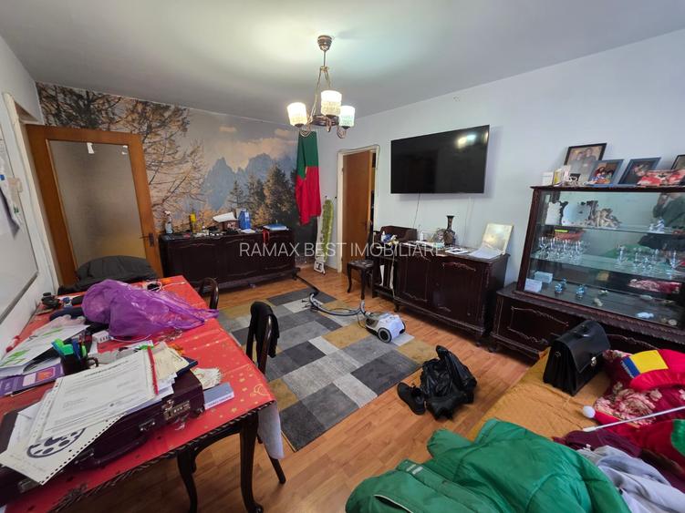 Liviu Rebreanu intersectie 1 Decembrie 1918, langa Auchan Titan, Poarta 4 - 9