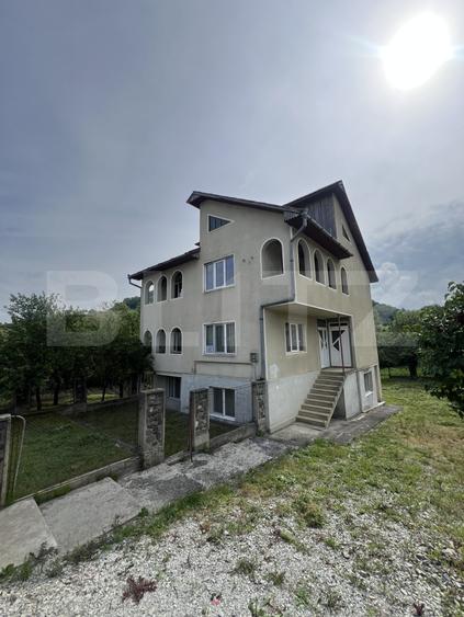 Casa pe 3 nivele si 13 arii teren