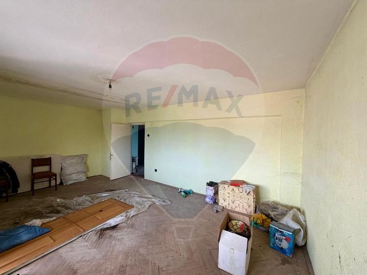 Apartament cu 3 camere de vânzare în zona Brailei