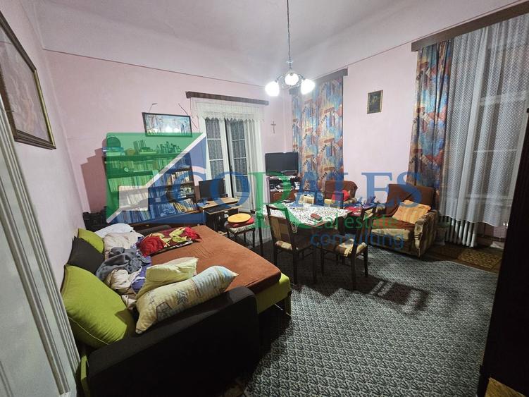 Piata Unirii. Cladire istorica. Fatada renovata!