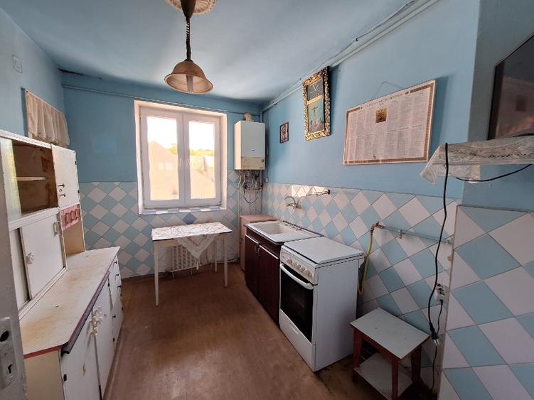 Vând apartament 3 camere și 7 dependițe, decomandat, bloc reabilitat + garaj