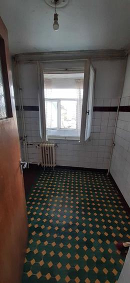 Metrou Titan 3 camere decomandat etaj intermediar bloc reabilitat