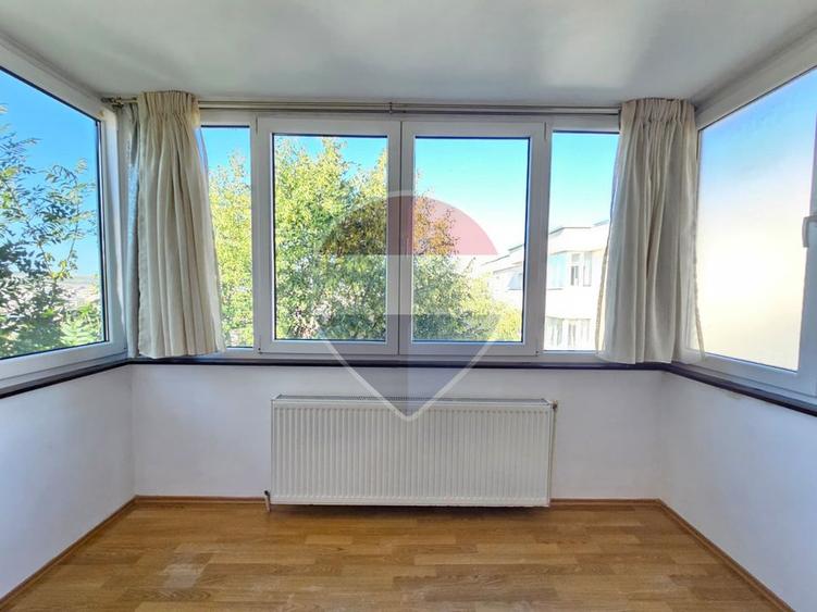 Inchiriez 3 camere, deco, 2 bai, parcare, Gheorgheni, zona Cipariu