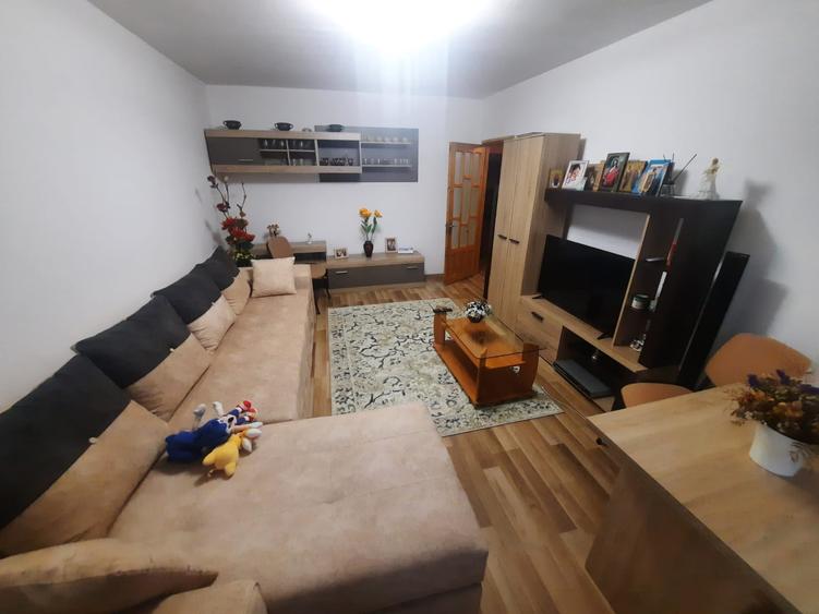 Apartament cu 3 camere decomandat, etaj 2/4, zona Cug