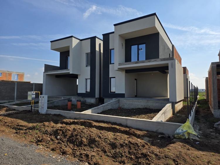 Proprietar vand duplex premium despartit prin camera tehnica