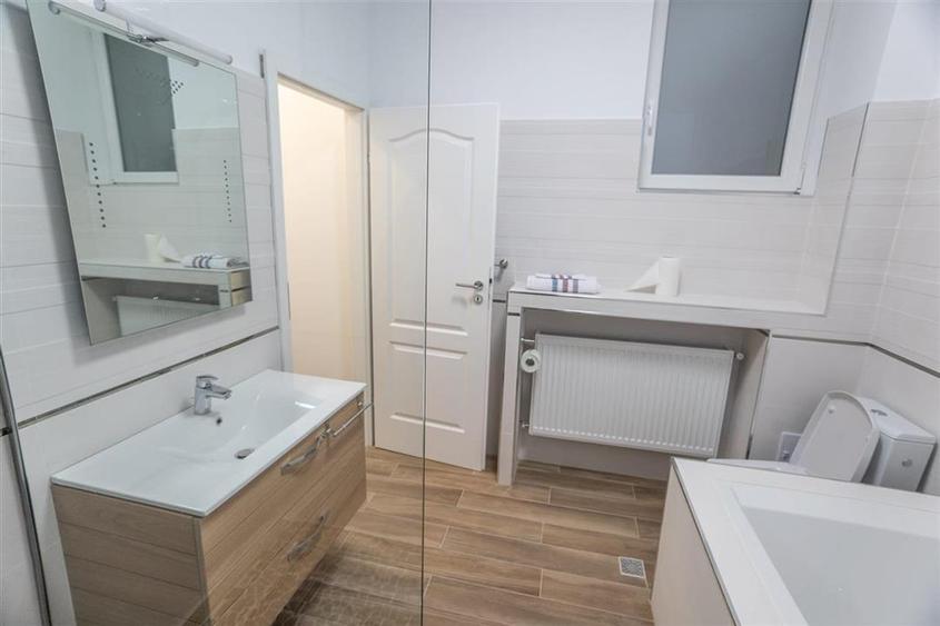 Apartament de LUX 3 camere si curte Parcul Sub Arini