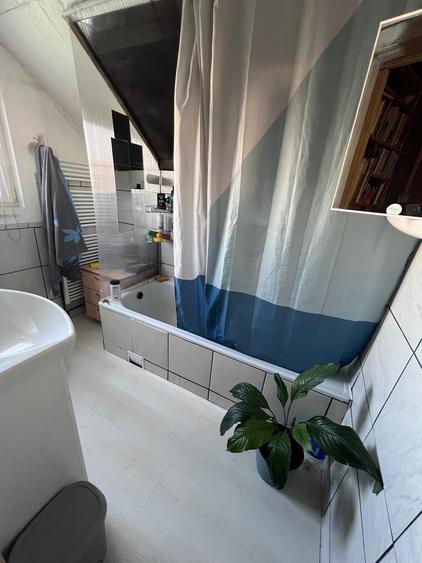 Vand casa in curte comuna in cartierul Zorilor