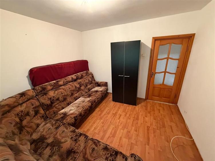 Apartament 3 camere, parter, zona Biserica Catolica