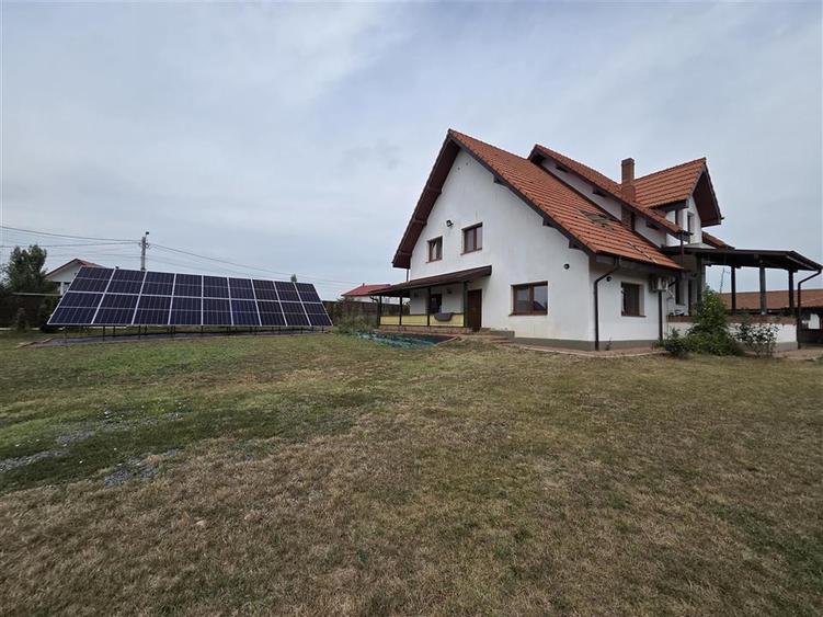 Proprietate Deosebita cu 4600 Mp Teren, 2 Case, Panouri Fotovoltaice si Sera