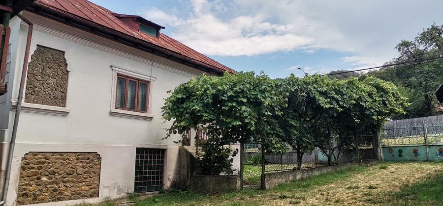 Vand casa la curte cu 2 cladiri anexe si teren