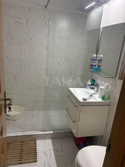 Garsonieră renovată, mobilată și utilată, cu parcare, zona semicentral