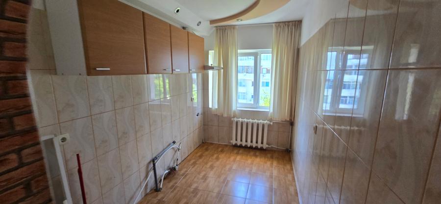 2 camere de vanzare , etaj superior, central Focsani