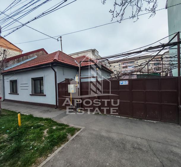 Casa individuala de vanzare, cu 4 camere si 2 garaje, zona Lipovei