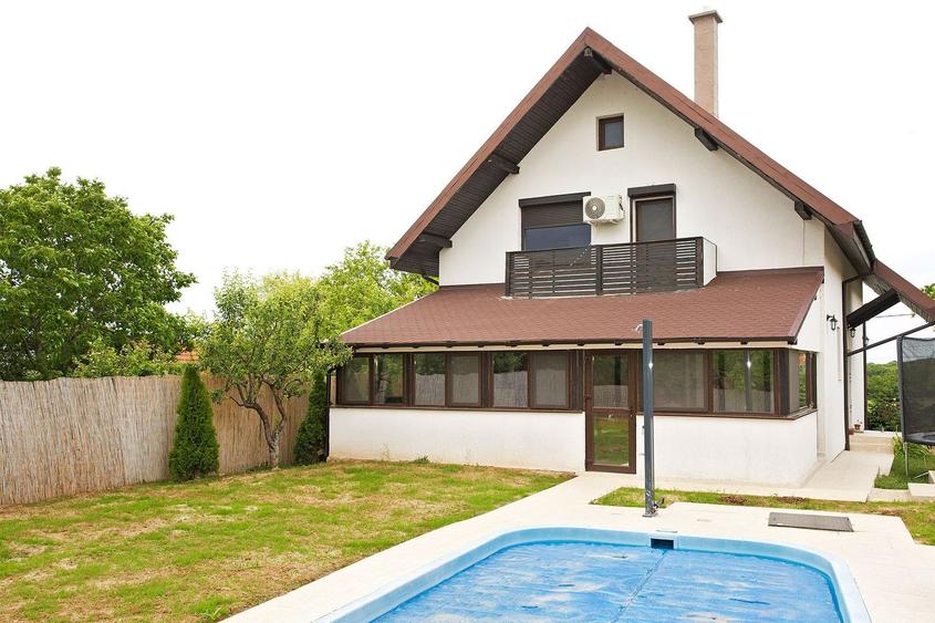 Vilă 5 dormitoare, 4 băi, 2 248mp teren, piscină. Preț: 229 000 E.