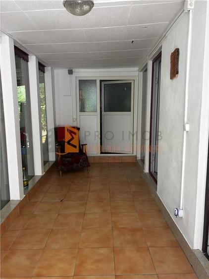 Ansamblu cabanute zona Cozieni