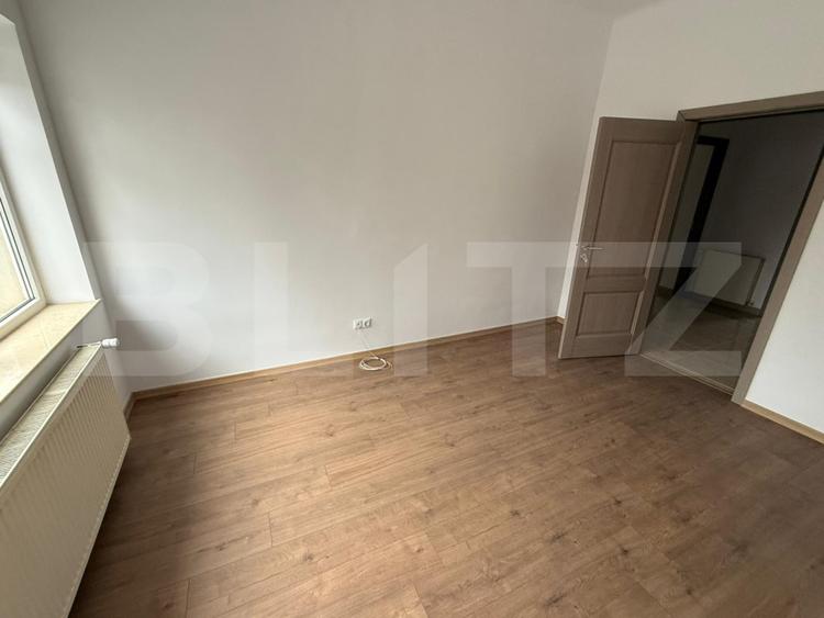 Spatiu central, 3 incaperi, 65 mp, prima închiriere – 21 Decembrie