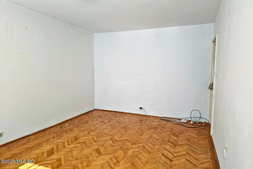 Soarelui - Scoala 30 - 3 Camere, Decomandat, 2 Bai, Etaj 2, Centrala - 4