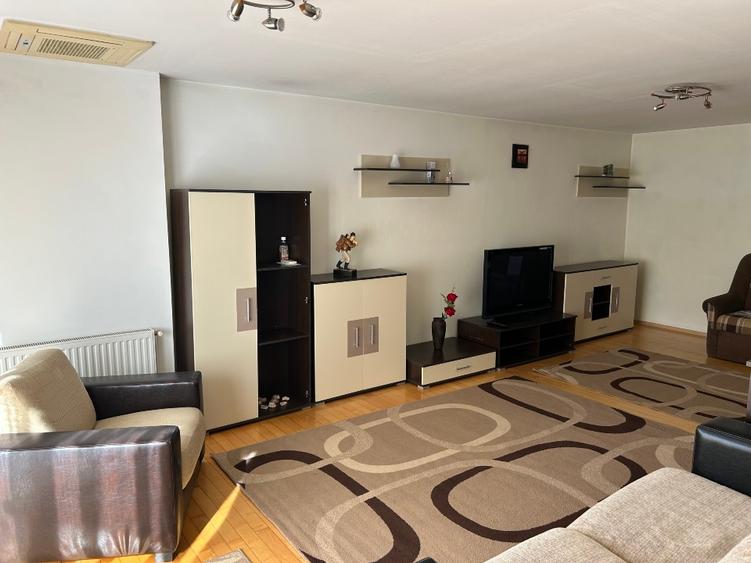 Inchiriez (ofer) apartament 3 camere decomandat , zona centrala , cu parcare