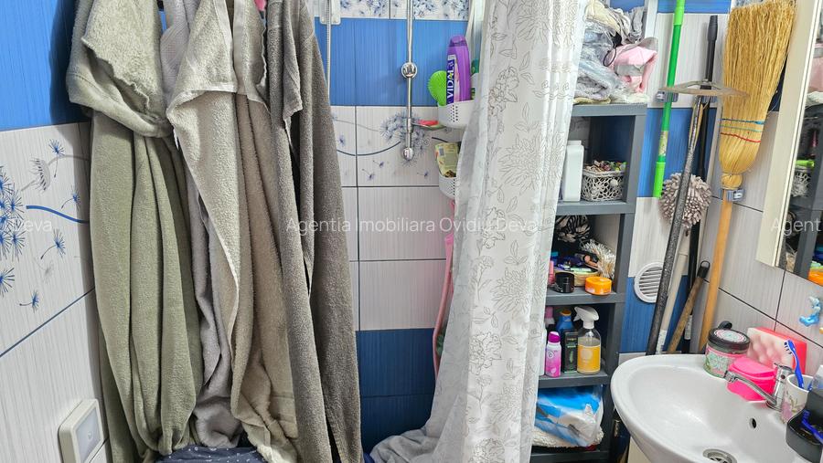 Vand garsoniera in Deva, zona Dacia, parter, canalizare separata, mobilata