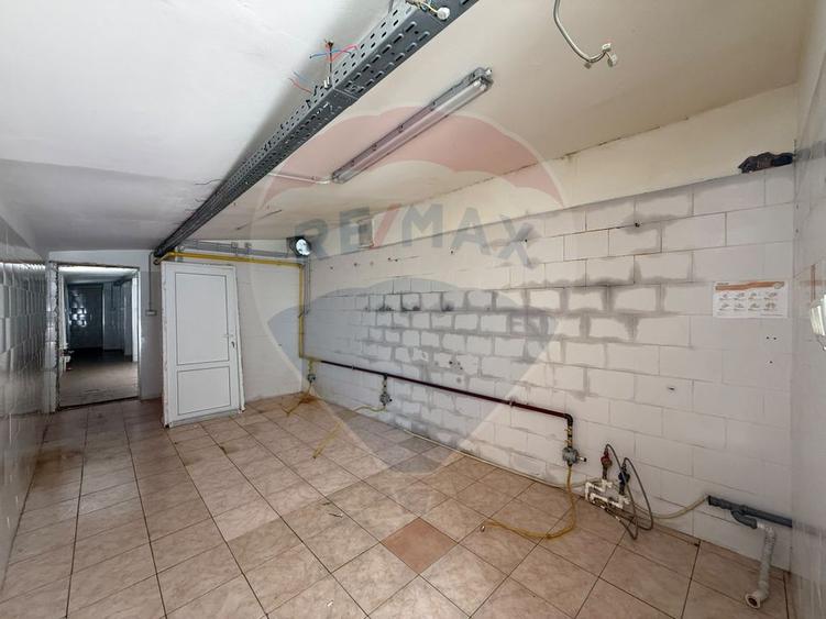 Spațiu comercial cu vitrina stradala, curent trifazic 380V