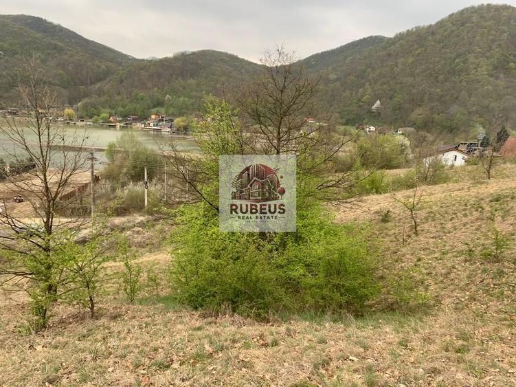 Teren intravilan 2.580 mp Eșelnița, acces DN57, ideal turism, locuinte