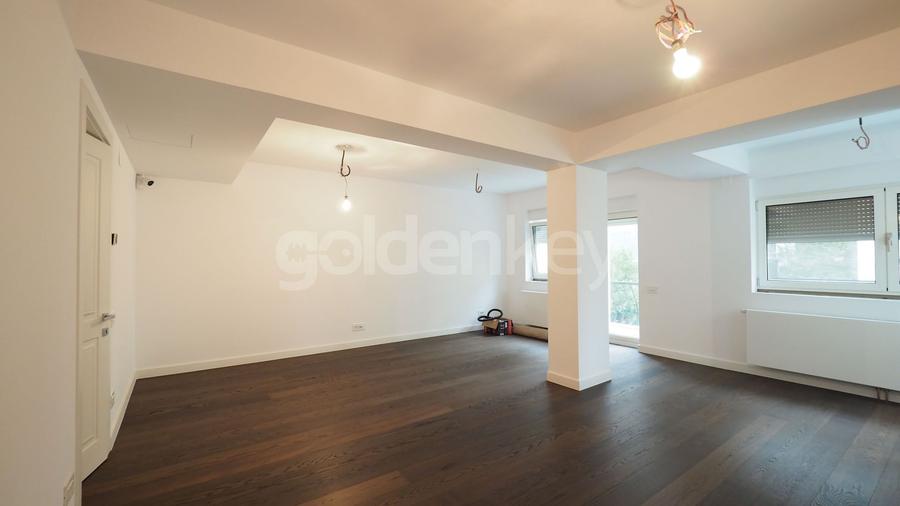 Vilă cu 7 camere, 4 bai | renovata integral 2020 | strada privata