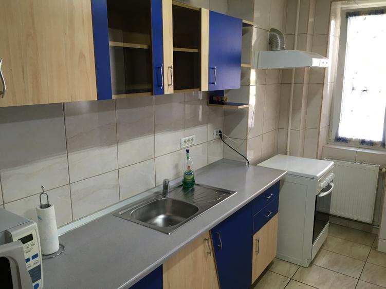 Inchiriez (ofer) apartament 3 camere decomandat , zona centrala , cu parcare