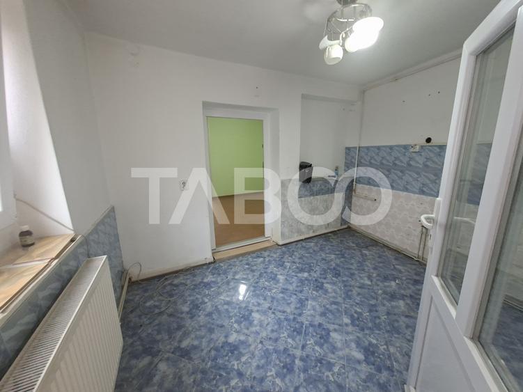 Apartament la casa de vanzare 2 camere garaj curte comuna cu 2 vecini