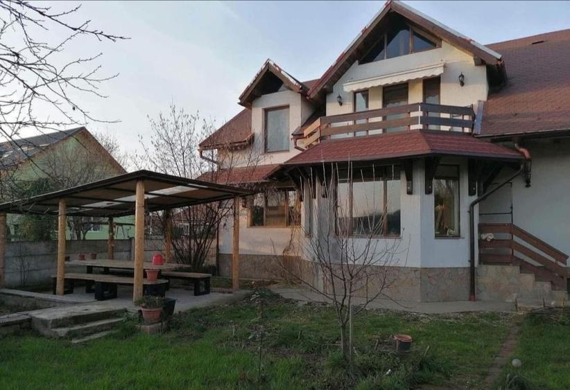 Casă individuală, mansardă, garaj, curte privată, 290 mp, zona Targu Lapus