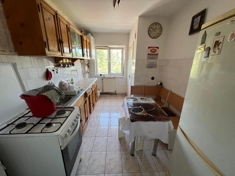 INCHIRIEZ apartament 3 camere decomandat, zona Ciresica