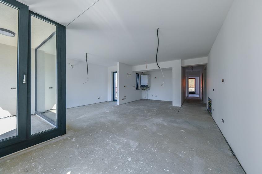 Apartament cu 3 camere, cu balcon tip logie