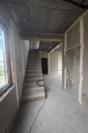 Vila curte, Domnesti 4 camere 2 bai curte 400 mp deschidere 20 ml zona centrala
