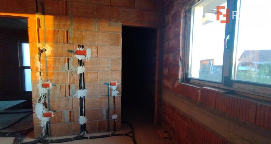 Duplex 5 camere, Becicherecu Mic - Garaj, terasa, Interior la Rosu