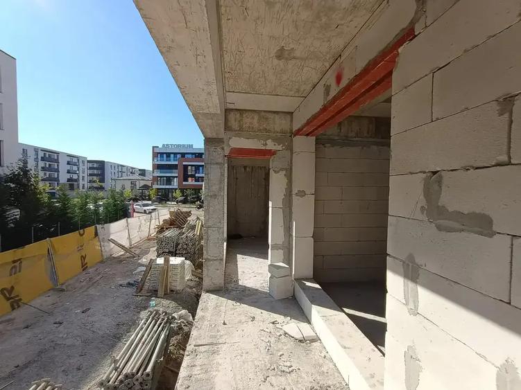Garsonieră spațioasă cu bucătărie separată și balcon